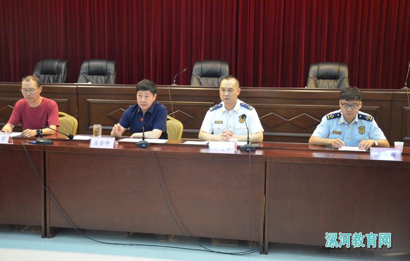 市教育局党组成员、调研员吕登峰（左二）作讲话.jpg