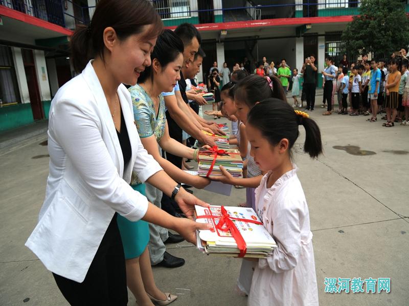 市实验幼儿园党支部副书记高林霞代表幼儿园进行了图书捐赠活动.jpg