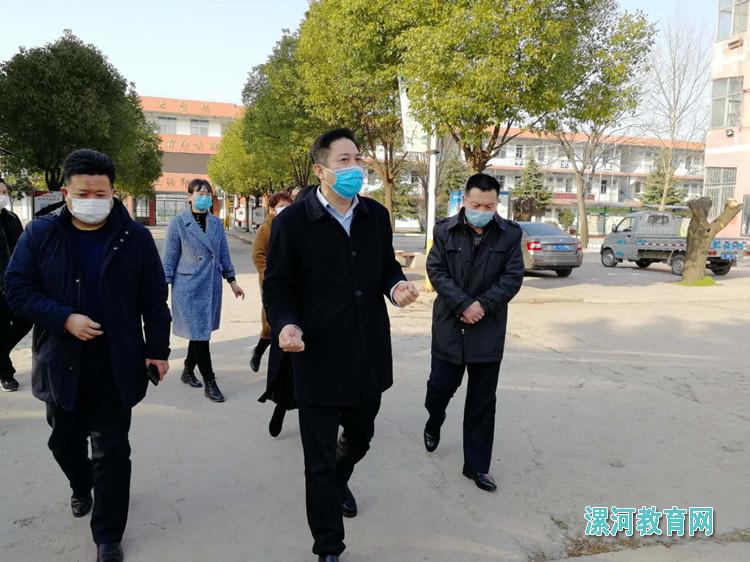 王凯杰区长（右二）深入校园了解疫情防控及开学准备工作.jpg